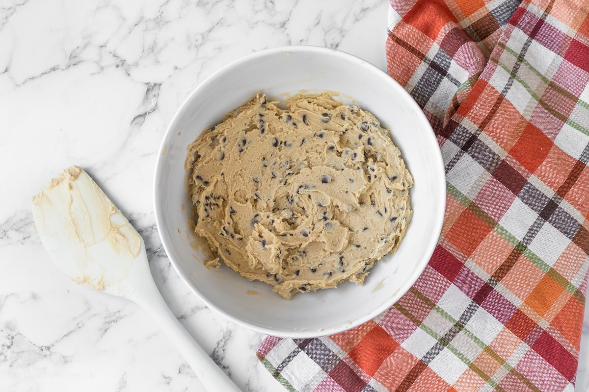 Edible chocolate chip cookie dough topping