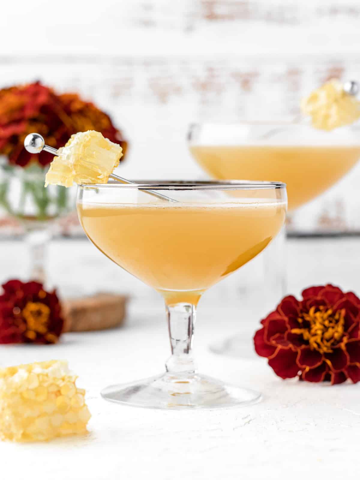 Ly nước Apple Bees Knees Cocktail thơm ngon được pha từ rượu Gin